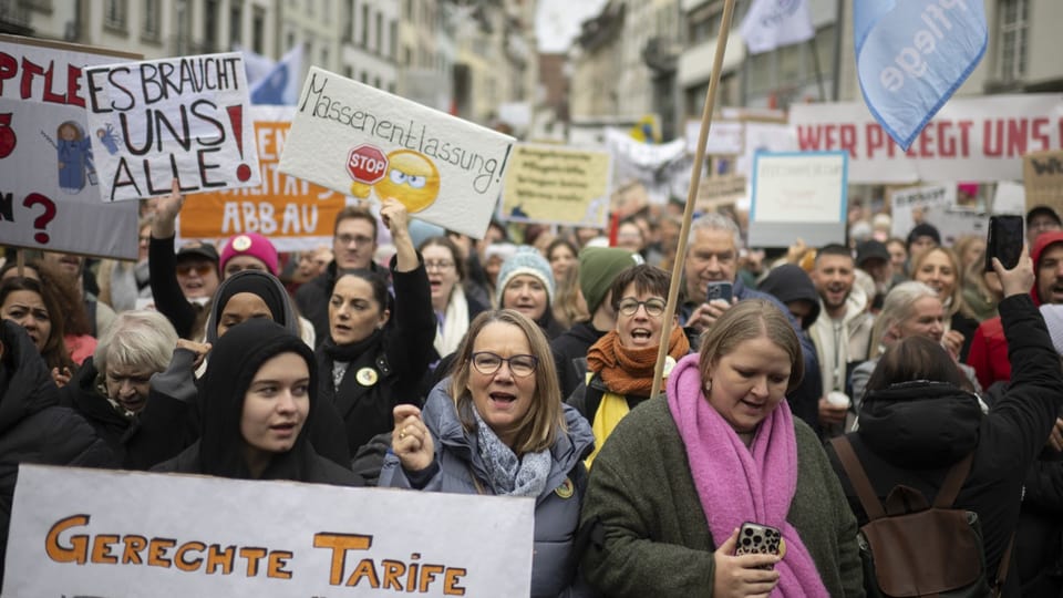 Über 2000 Menschen demonstrieren in St. Gallen gegen die Sparpläne.