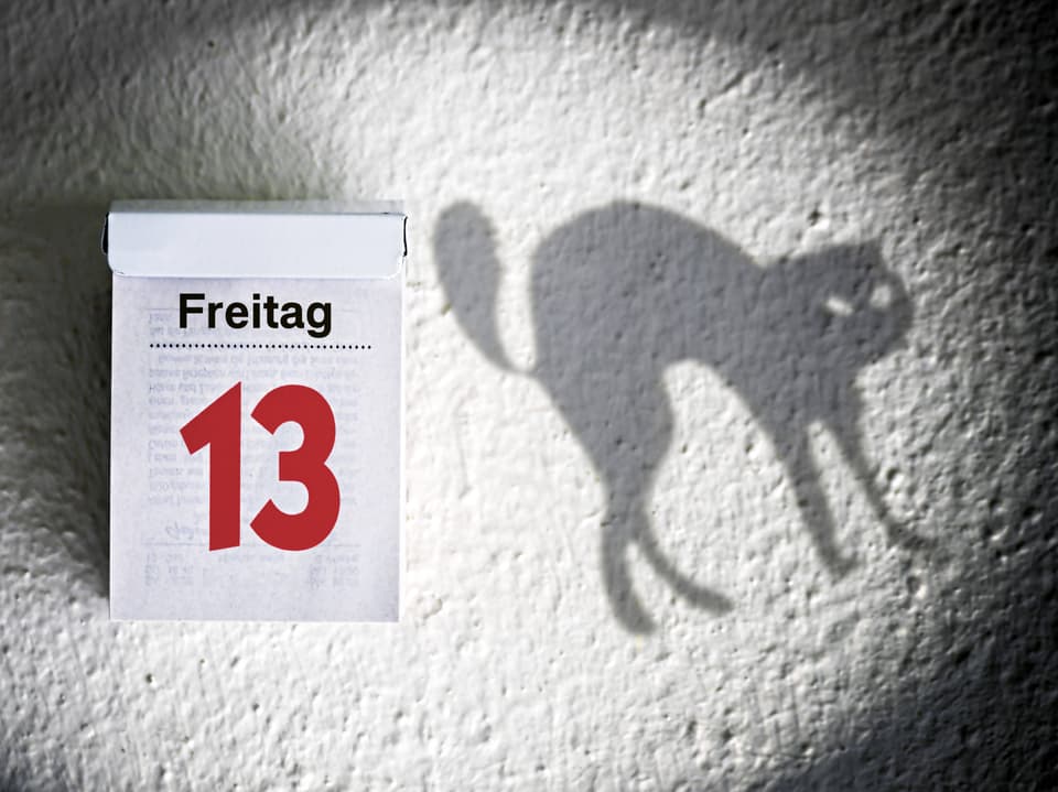 Kalenderblatt Freitag der 13. mit Katzenschatten.