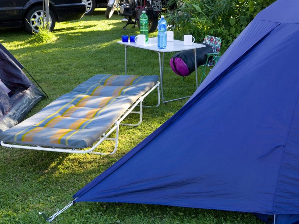 Zelt und Liege auf einem Campingplatz