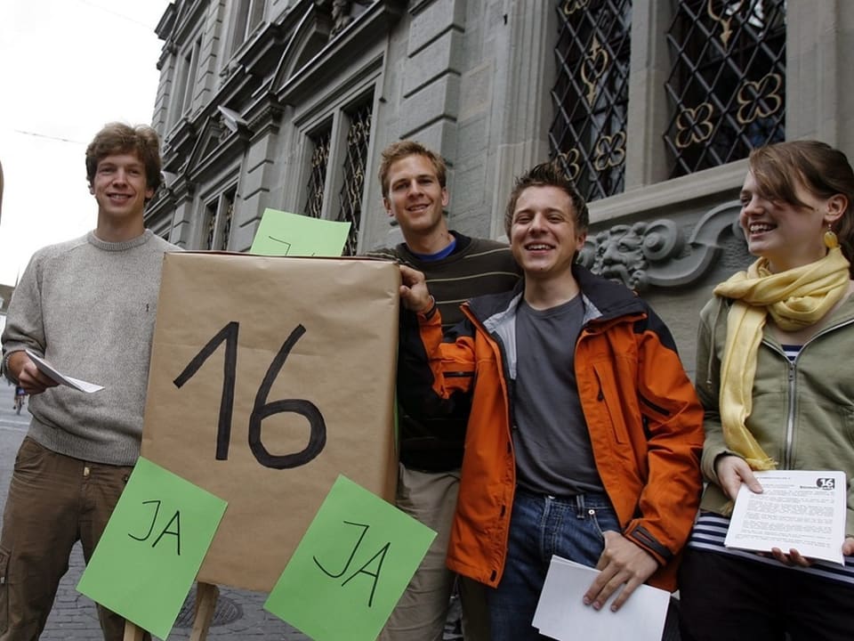 Junge mit Plakaten