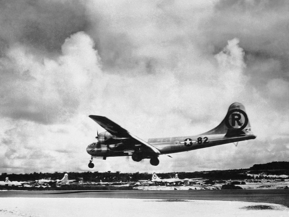 Der Bomber «Enola Gay» bei der Landung.