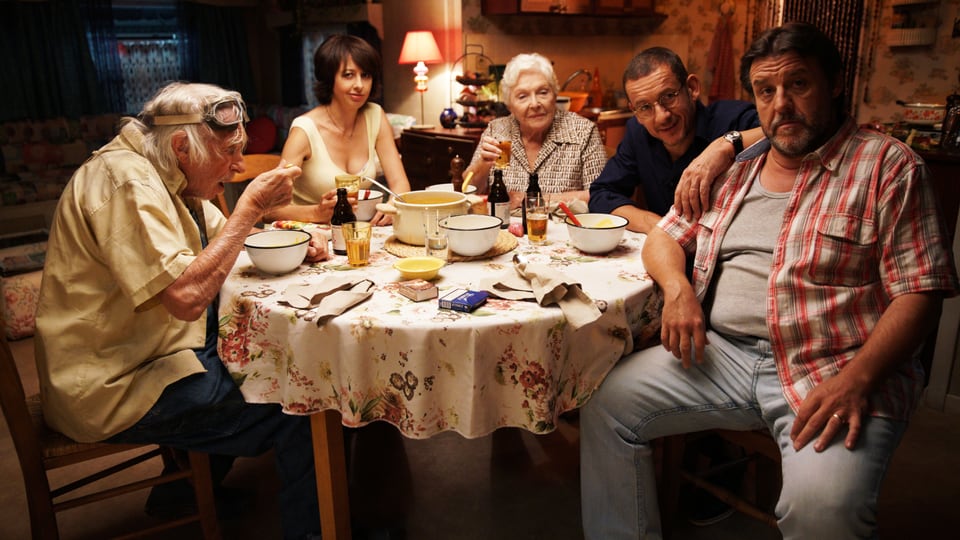 5 Menschen sitzen an einem Tisch