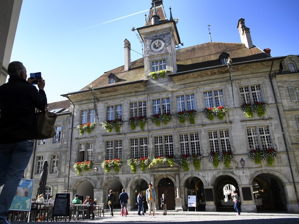 Ein stattliches mittelalteriches Rathaus mit Blumendekoration