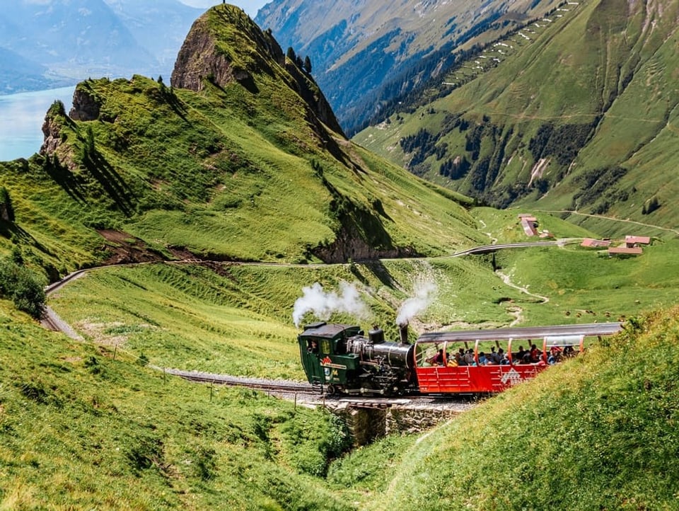 Die Brienzer Rothorn Bahn mit Dampflokomotive.