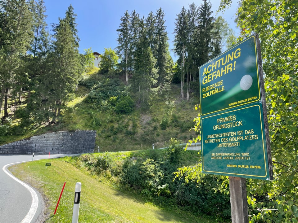 Der Golfball wird über die Strasse geschlagen