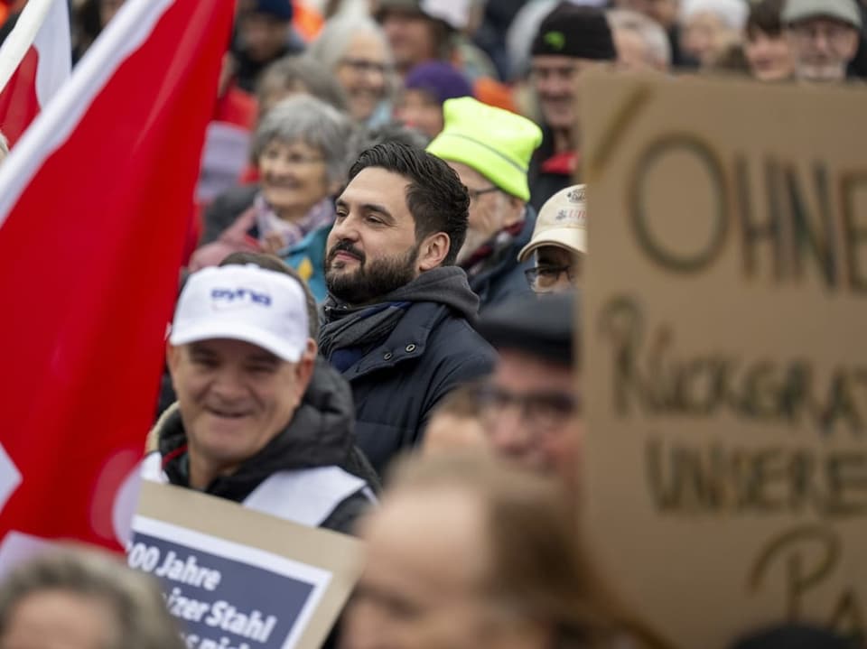 Menschen demonstrieren.