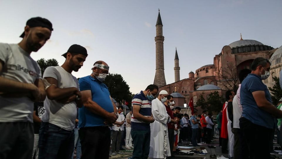 Unterstützer des Entscheids halten ihr Freitagsgebet auf dem Vorplatz der Hagia Sophia ab.