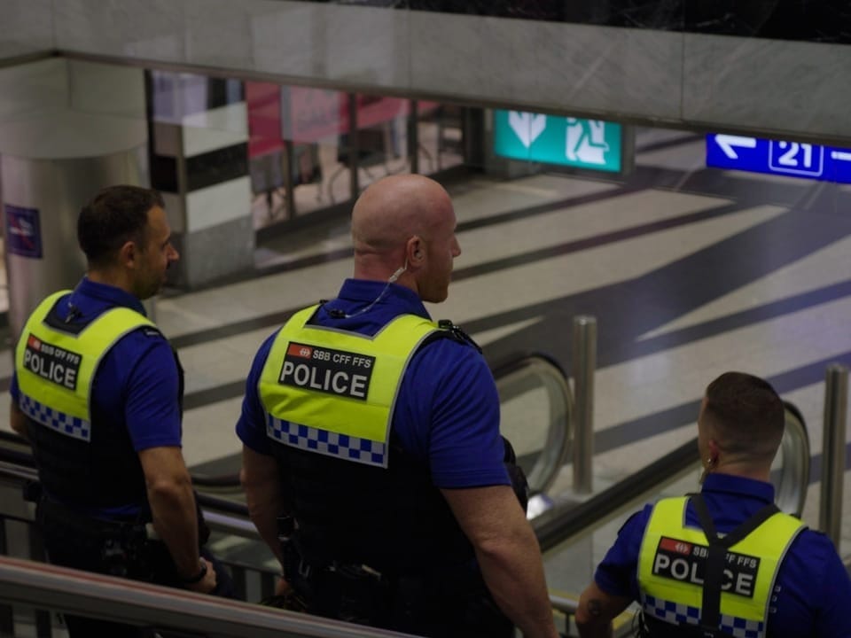 Vier Polizisten am Hauptbahnhof Zürich.