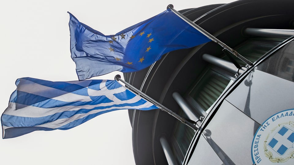 Die griechische und europäische Flagge wehen vor der griechischen Botschaft in Brüssel. (reuters) 