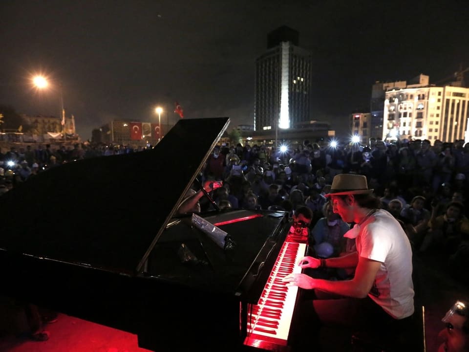 Pianist spielt für Demonstranten auf dem Gezi-Platz 