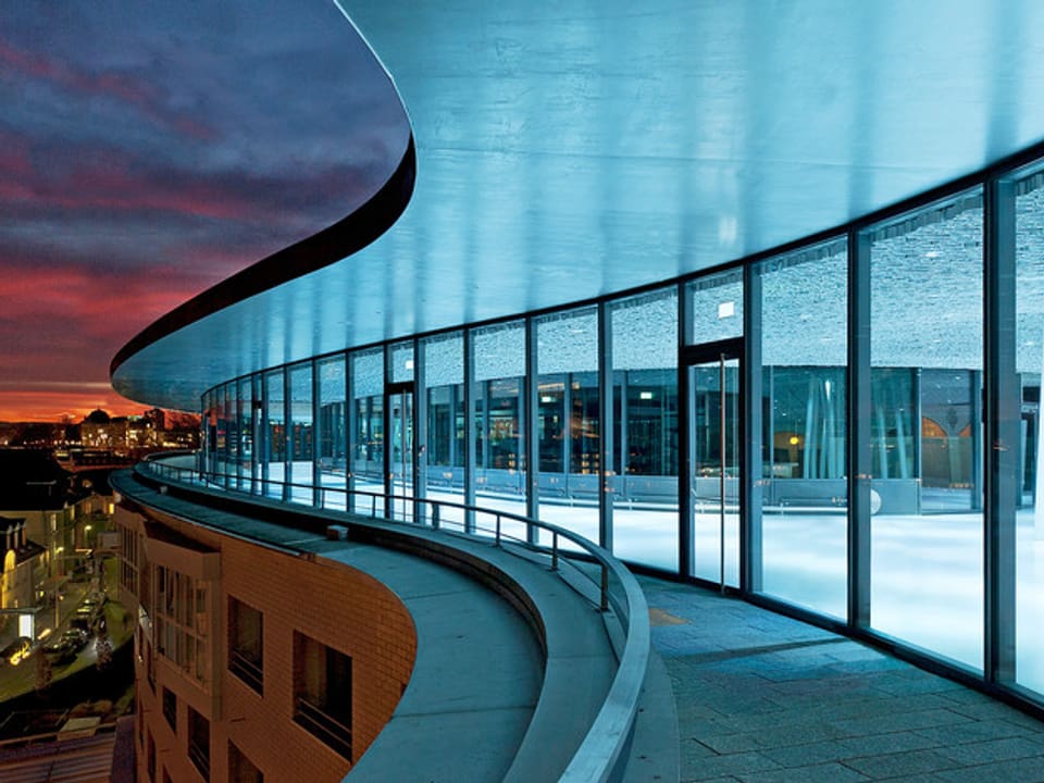 Fensterfront des Kursaals mit Blick auf die Stadt.