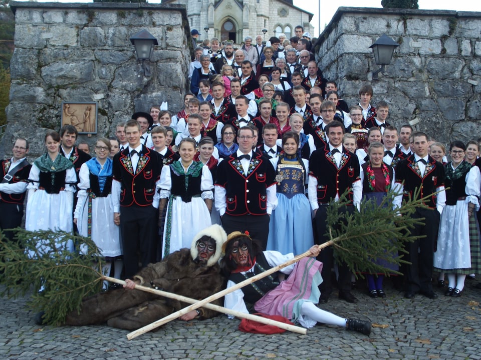 Eine Gruppe von Frauen und Männern in Trachten.