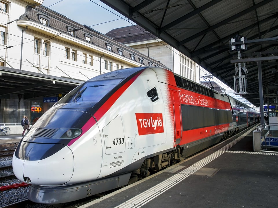 TGV-Lyria-Zug im Bahnhof Lausanne.