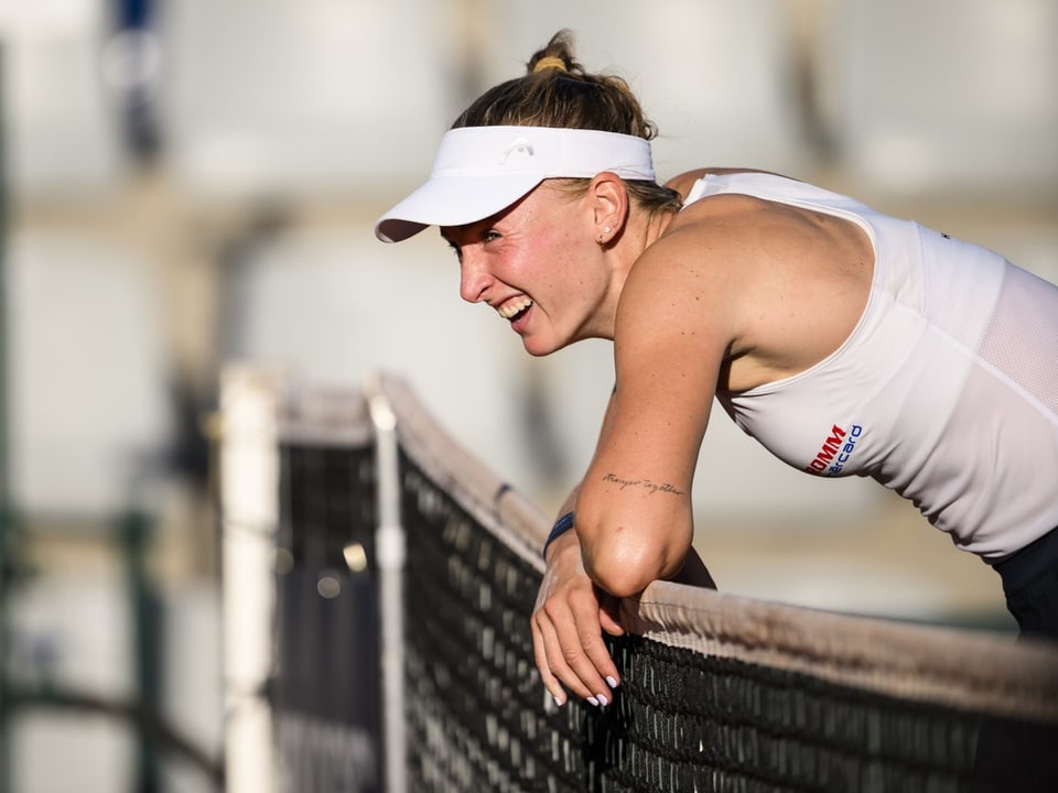 She participated in a female Tennisnetz in Sportkleidung.