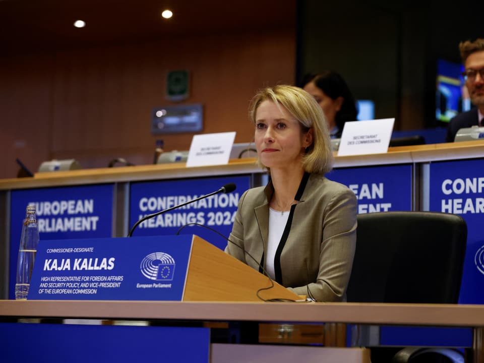 Frau während einer Anhörung im Europäischen Parlament.