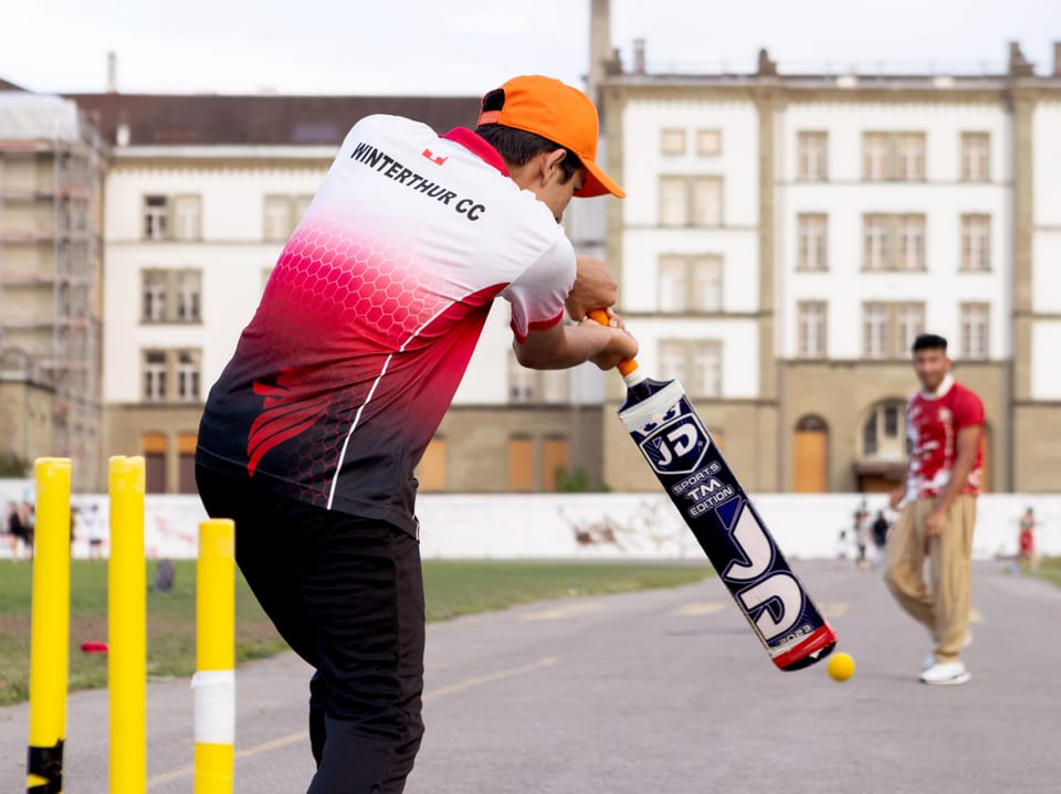 Ein Cricketspieler schlägt den Ball während eines Spiels.