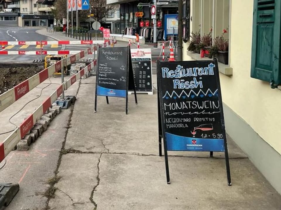 Das Restaurant Rössli in Uetendorf preist auf einem Schild «Piccata Röschti» an.