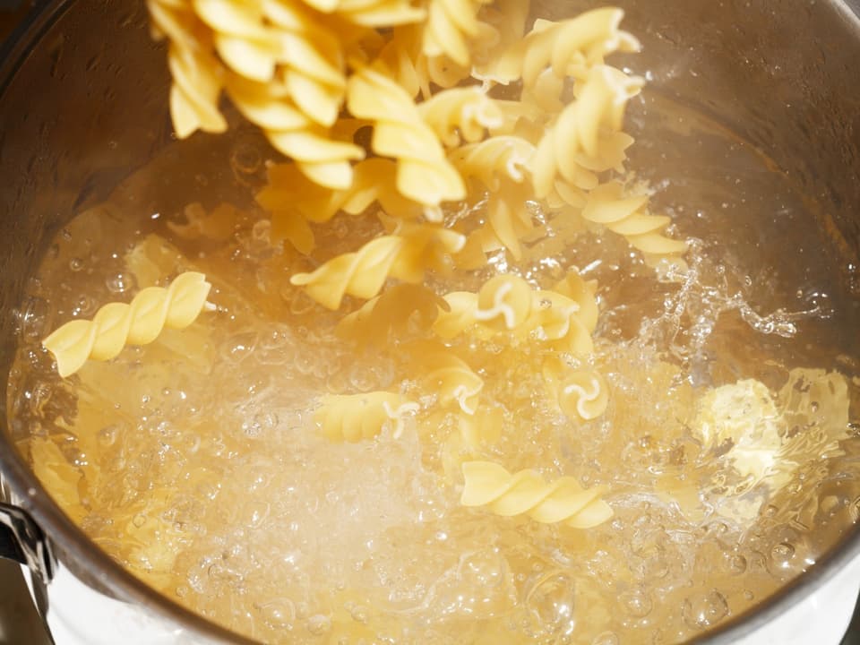 Kochen von Fusilli-Nudeln in sprudelndem Wasser.