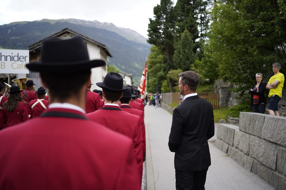 Letzte Kontrollen bevor dem Marschwettbewerb am Bezirksmusikfest in Vals.