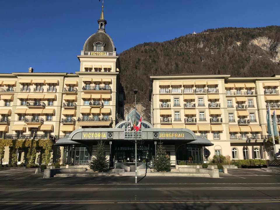 Das Fünfsternehotel Victoria-Jungfrau in Interlaken von aussen. 
