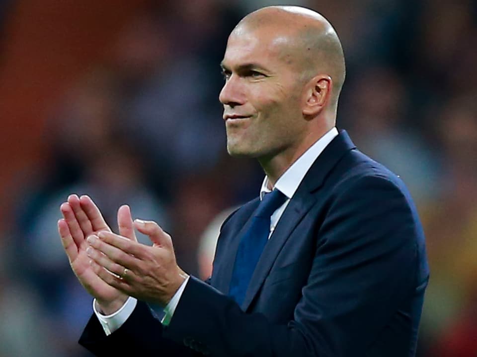 Zidane applaudiert am Spielfeldrand