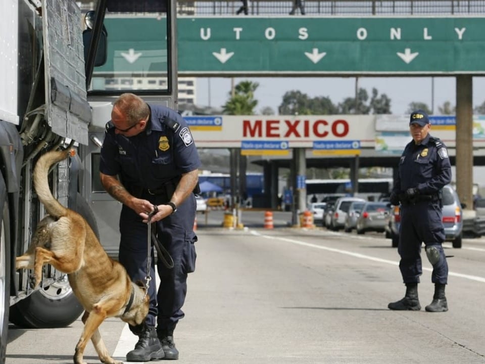 US-Grenzpolizisten durchsuchen einen Lastwagen.