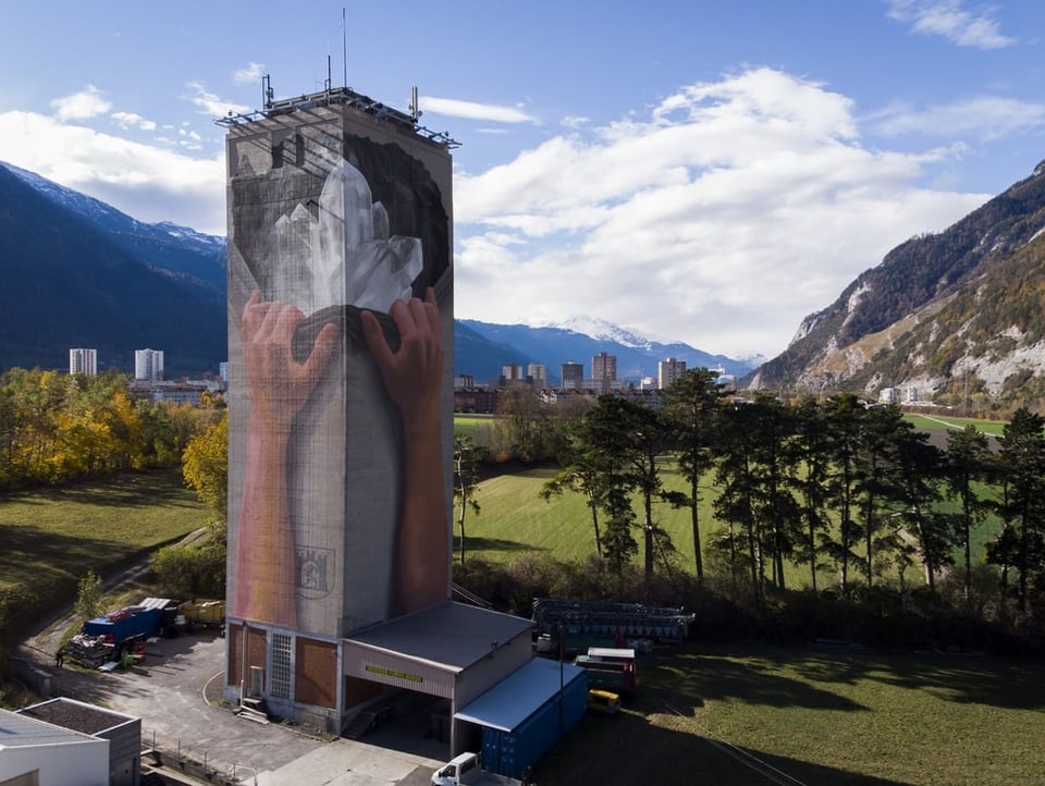 Auf einem Mühleturm existiert ein monumentales Wandbild von einem Mühleturm.