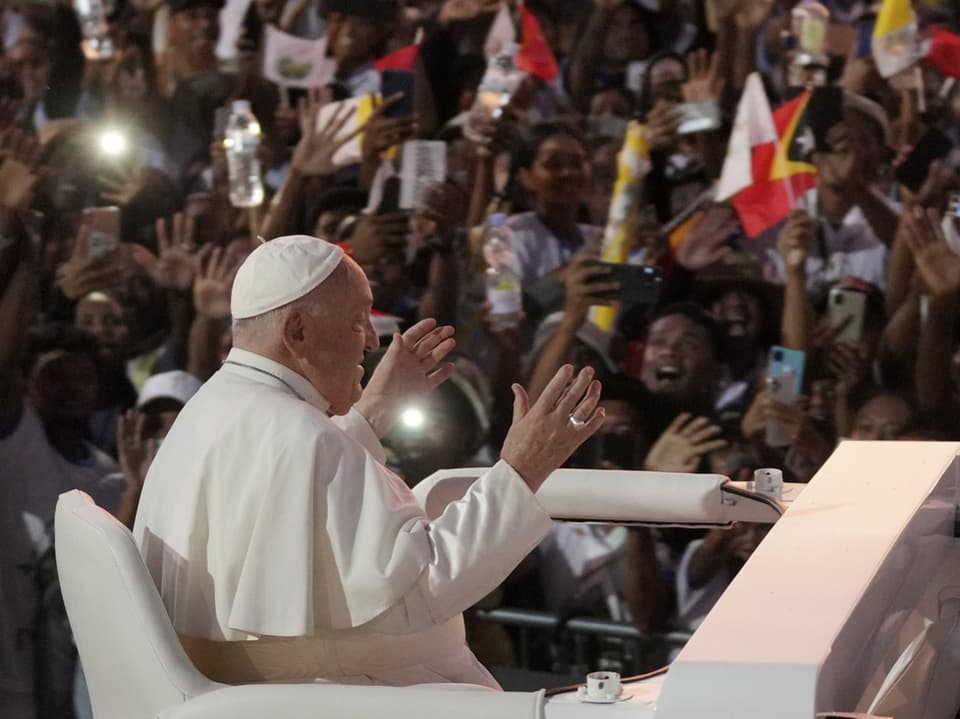 Der Papst vor einer grossen Menschenmenge im Papstmobil