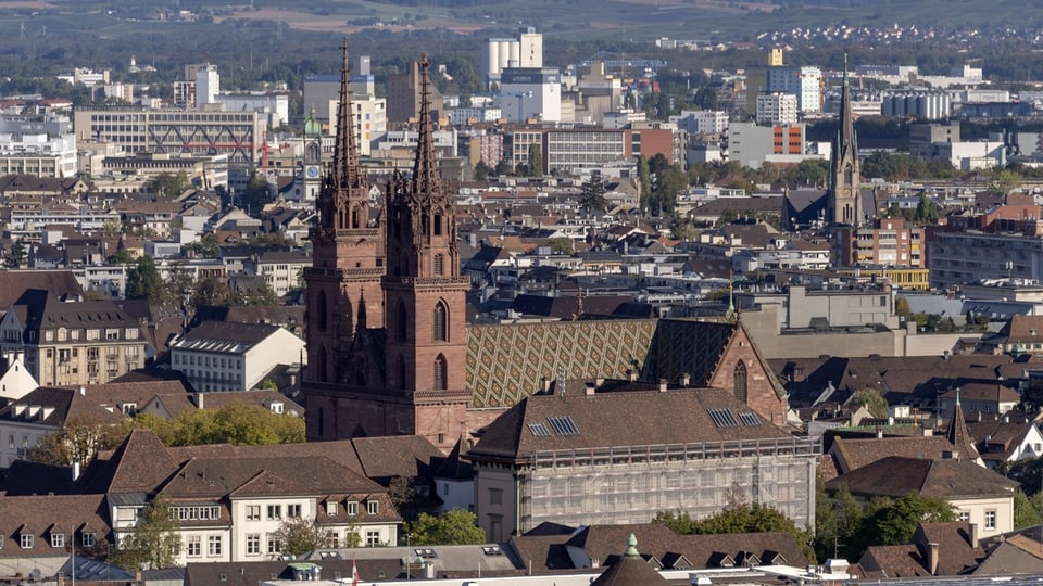 Das Basler Münster aus der Luft.