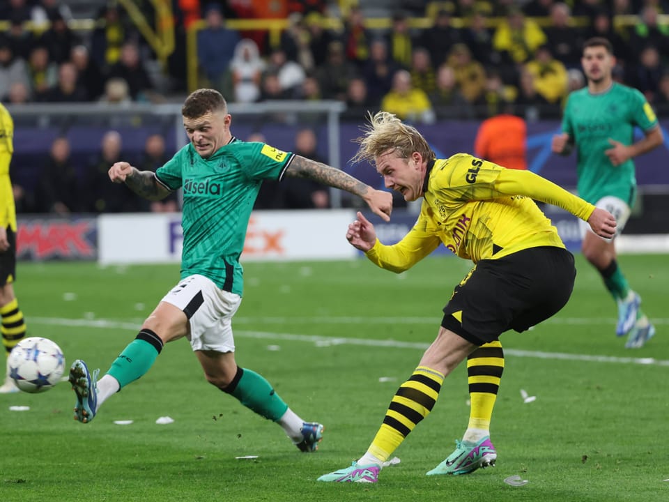 Dortmunds Julian Brandt und Newcastles Kieran Trippier.