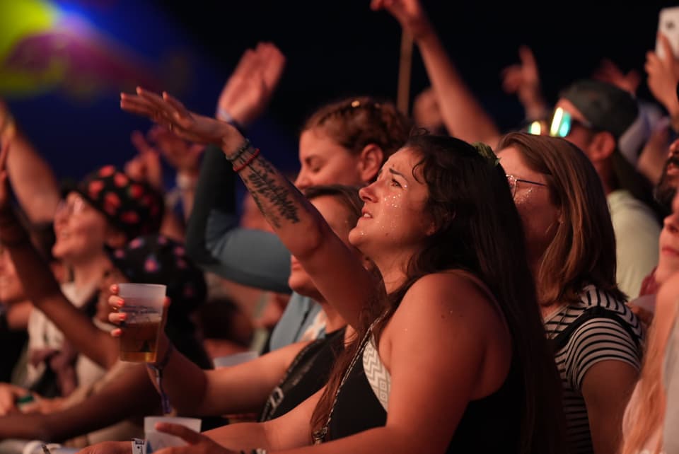 Jubelnde Menschenmenge bei einem Konzert am Open Air Lumnezia 2024.