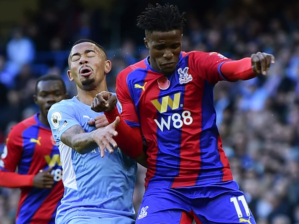 Wilfried Zaha im Duell mit Manchester Citys Gabriel Jesus.