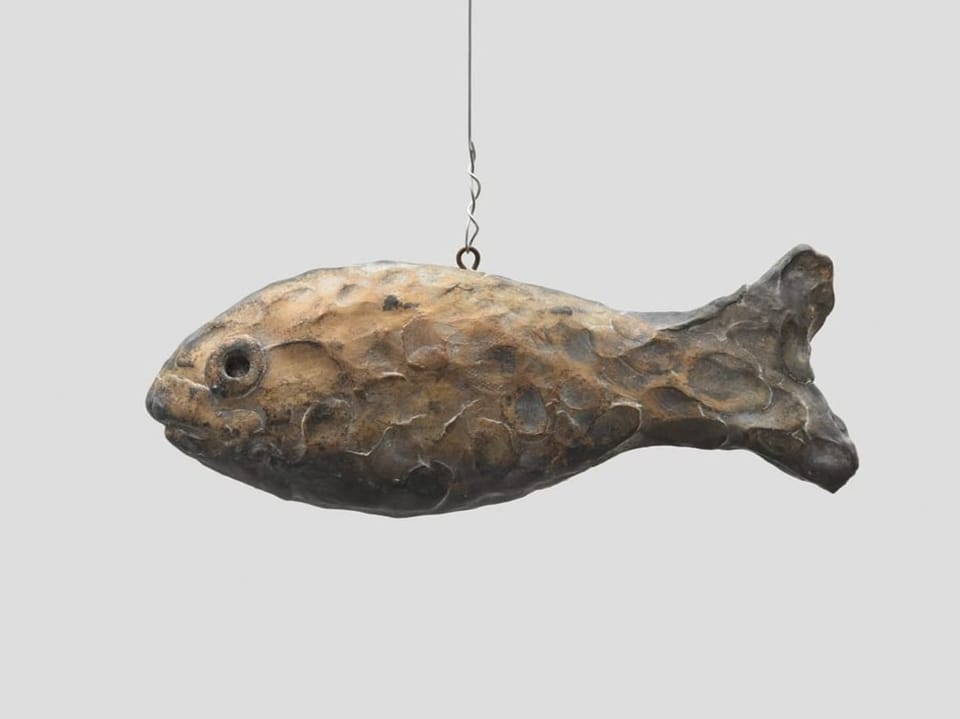 Hängender Fisch aus Metall.