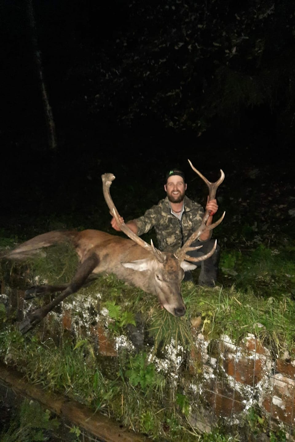 Jäger mit einem Hirschstier von 150 Kilogramm.