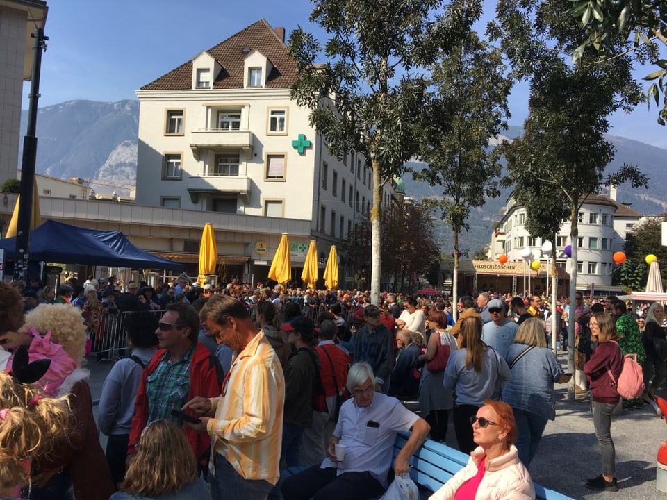 Ils aspectaturs èn pronts per la 22avla parada da schlagher a Cuira. 