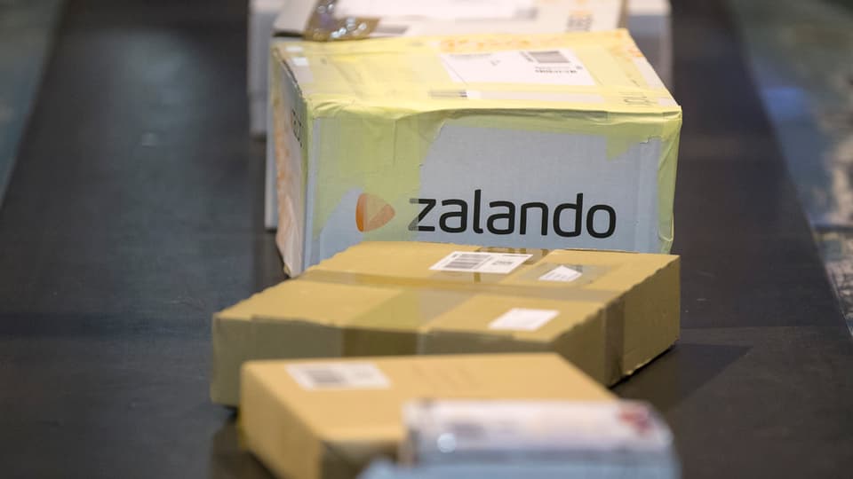 Ein Zalando-Paket auf einem Förderband der Post. 