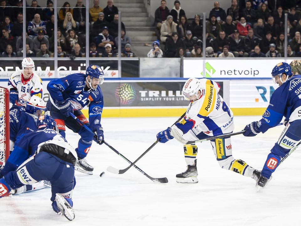 Eishockey-Spieler spielen Eishockey.