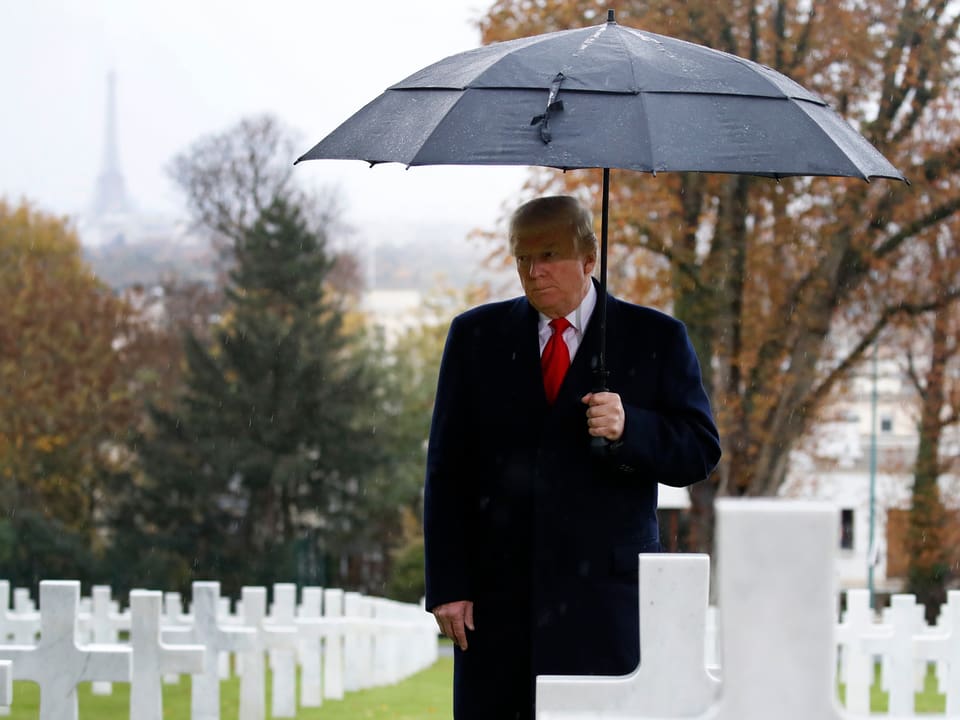 Trump auf Friedhof.