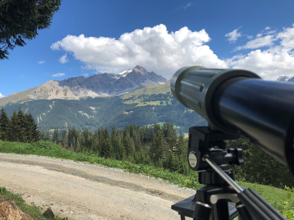 La vista dal chatschader Raphael Guetg sin il Piz Mitgel sur Savognin.