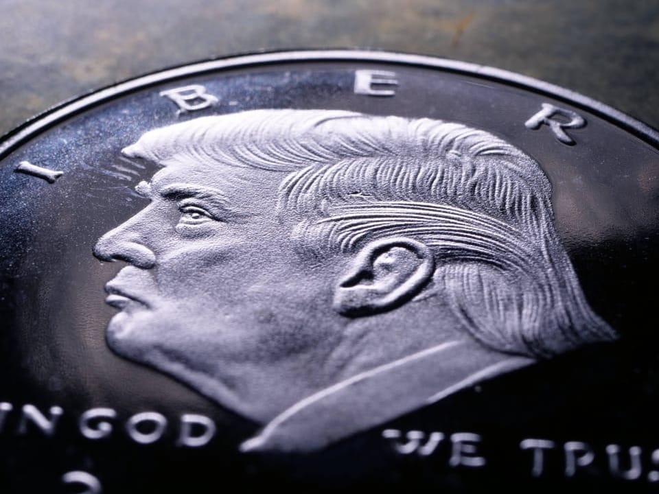 So fasst die NZZ die möglichen Folgen eines Wahlsieges von Donald Trump zusammen (Bild: Souvenir-Münze).