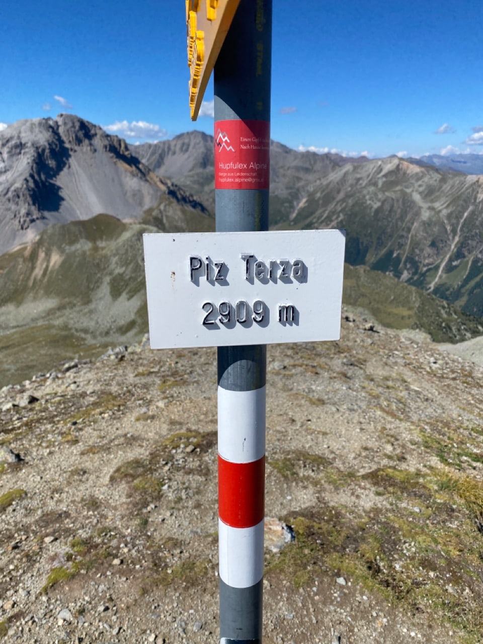 Pitga da viandar cun il text «Piz Terza 2'909m».