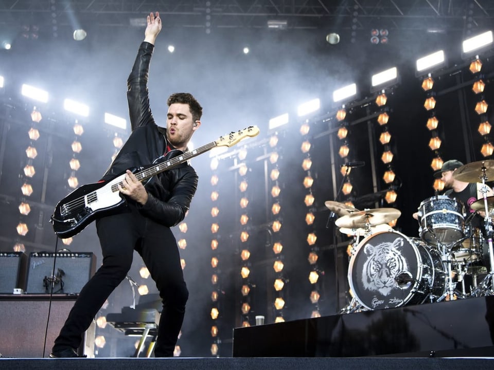 Das Rock-Duo Royal Blood auf der Tribüne.