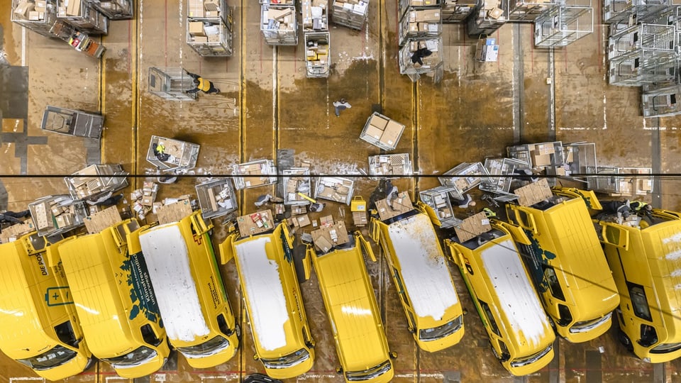 Zehn gelbe Lieferwagen von oben
