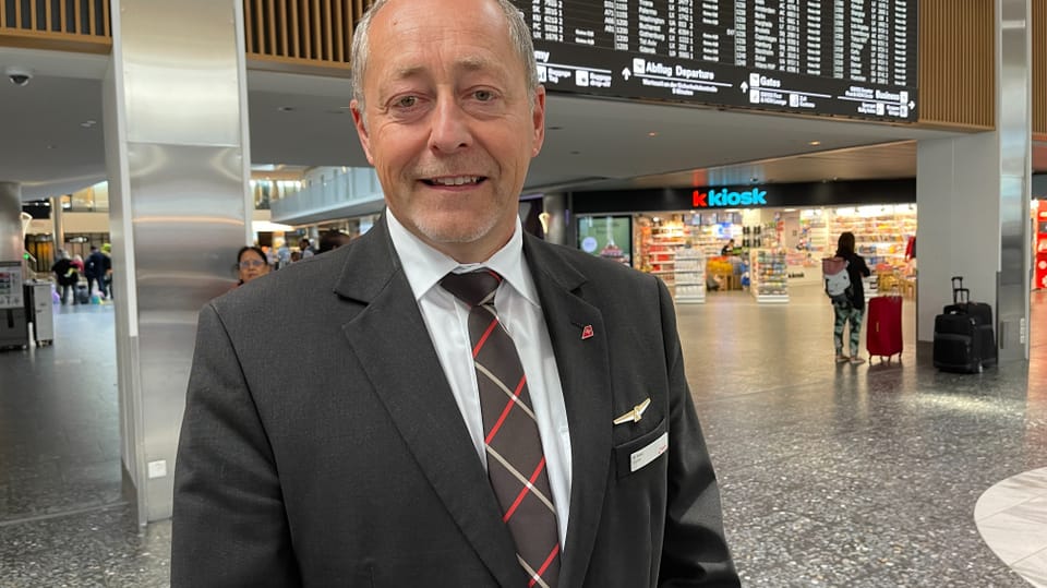 Walter Staub vor der Anzeigetafel am Flughafen Zürich