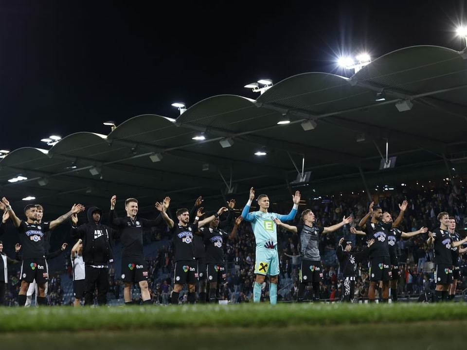 Die Spieler von Sturm Graz lassen sich von den eigenen Fans feiern