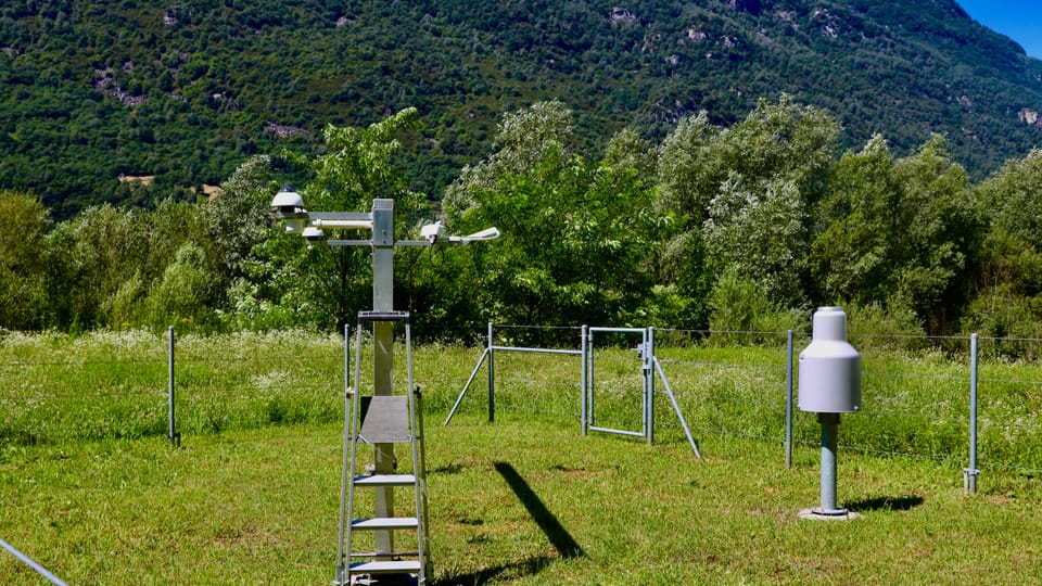 Blick auf die automatische Wetterstation am Südrand von Biasca