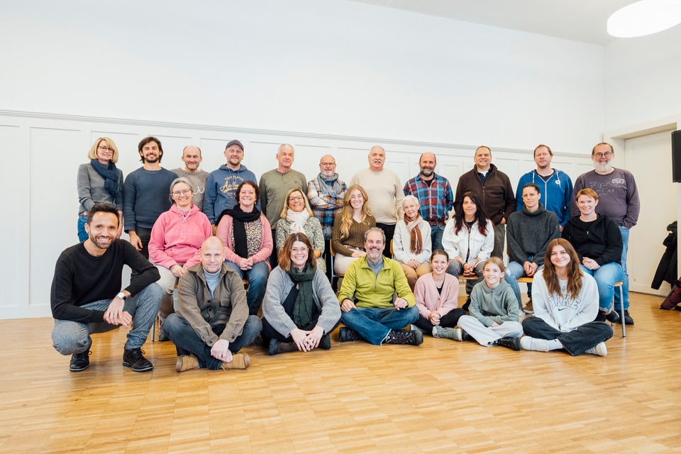 Die Gruppe welche das Theaterstück für das Jubiläum 600 Jahre Grauer Bund in Trun aufführen wird. 