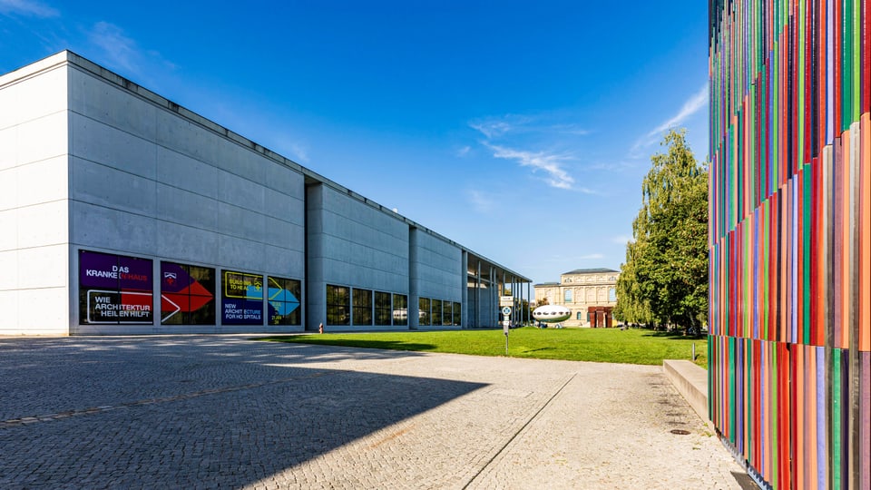 Blick von aussen auf die Pinakothek der Moderne in Mènchen