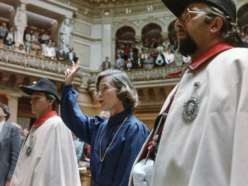 Zwischen zwei Weibeln hebt Elisabeth Kopp am 2. Oktober 1984 die rechte Hand zum Schwur.