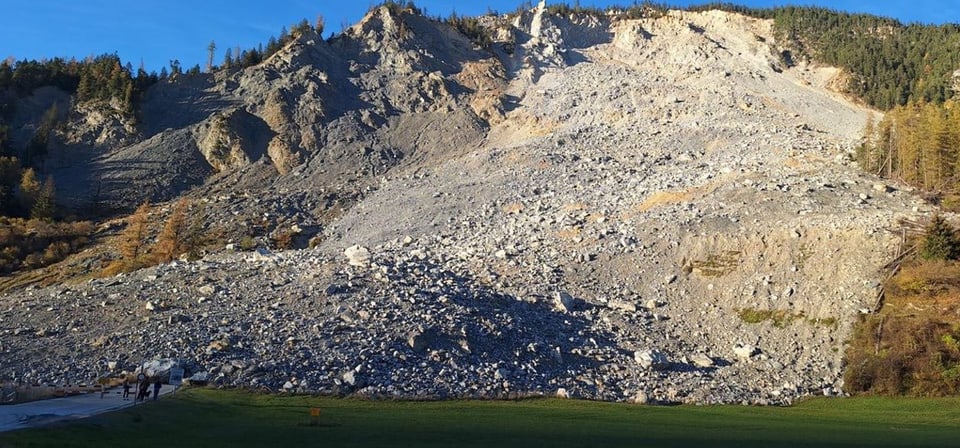 Berg mit Geröllfeld und Wäldern.